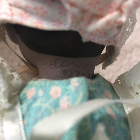 Vintage Ashton Drake Galleries Yolanda collectible ceramic doll - Picture 7 of 7